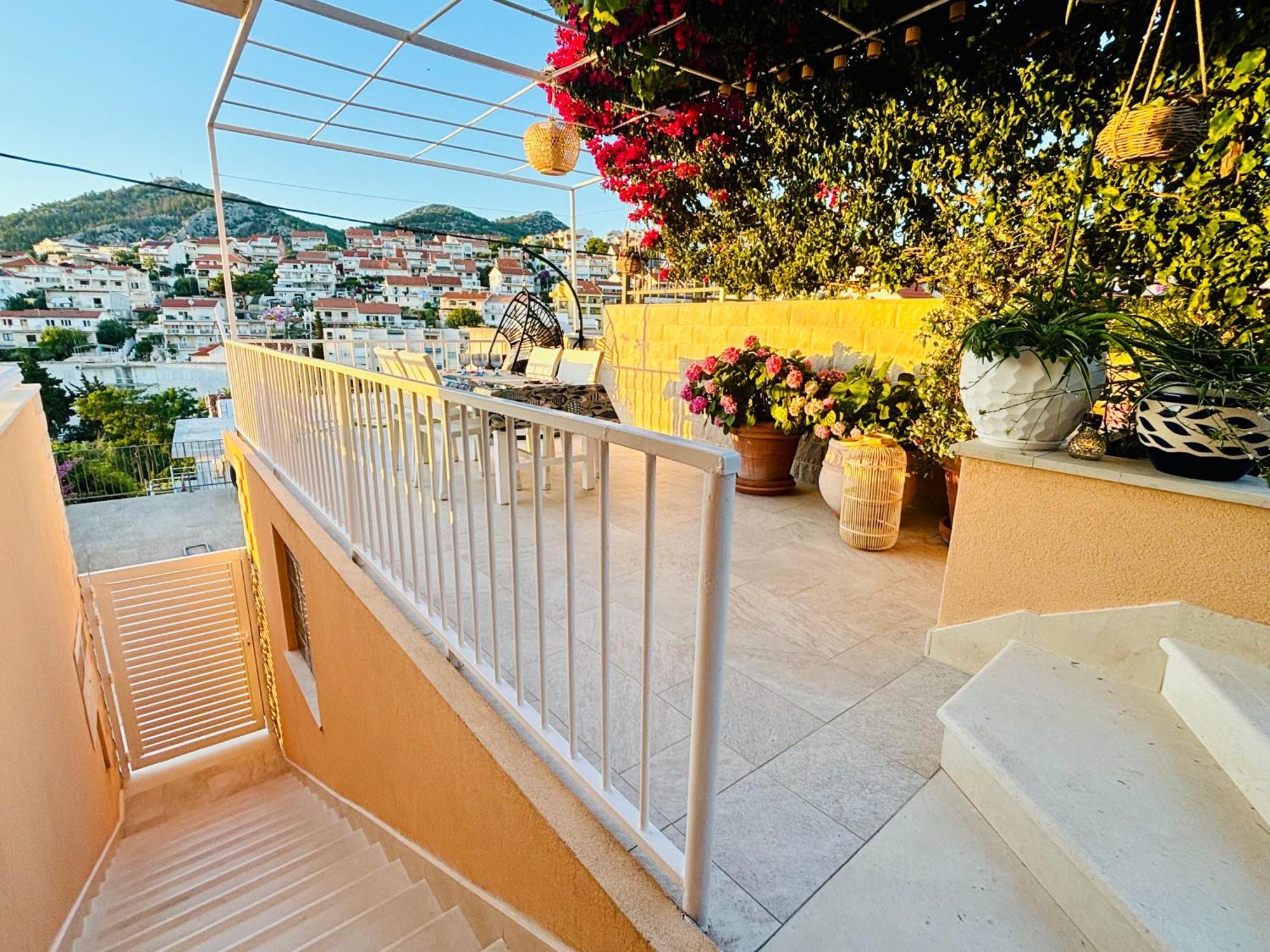 Sunny Elza 2 Hvar Town